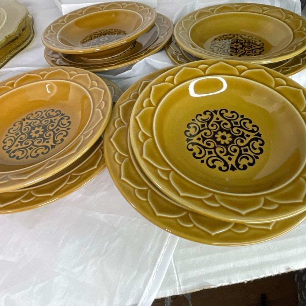 Vintage set if 4 Golden Seville stoneware dessert bowls and plates. Japan